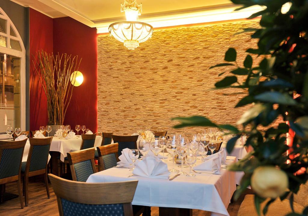 Altstadthotel Am Theater Chociebuż Zewnętrze zdjęcie